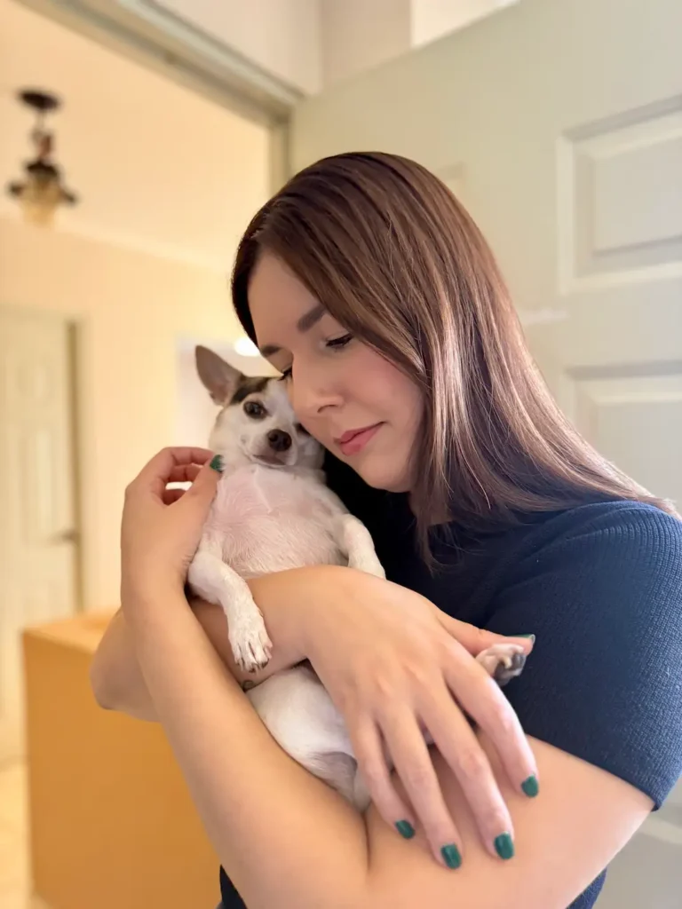 Luci Abarca con Nanito, su perrito, en casa