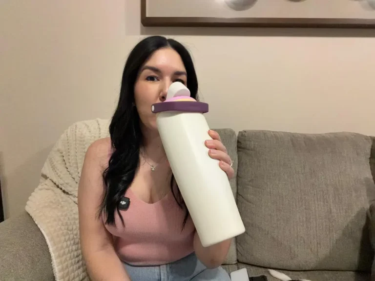 Luci Abarca mostrando su botella de agua Owala FreeSip color Daybreak en la sala de su casa