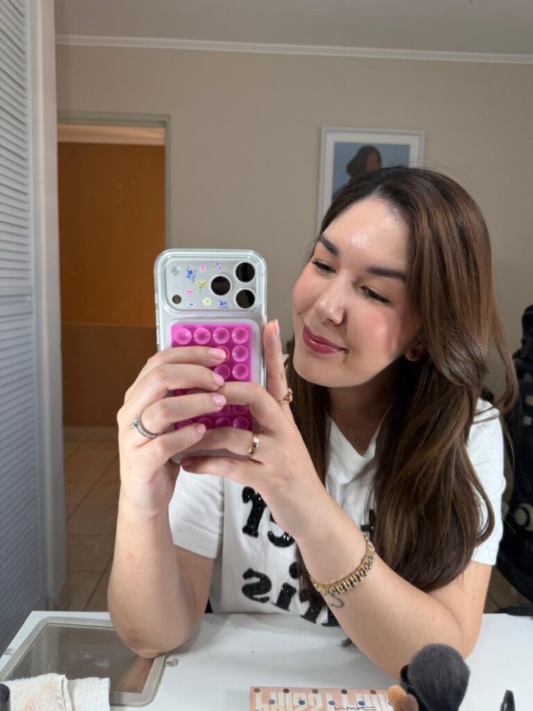 Luci Abarca con su rutina de maquillaje básica terminada